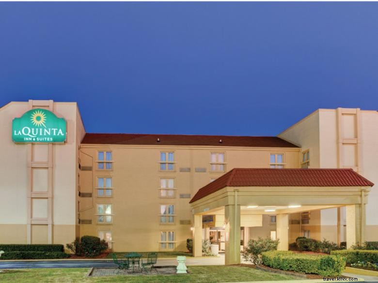 La Quinta Inn & Suites – Comfortable Stay Near Atlanta Airport South