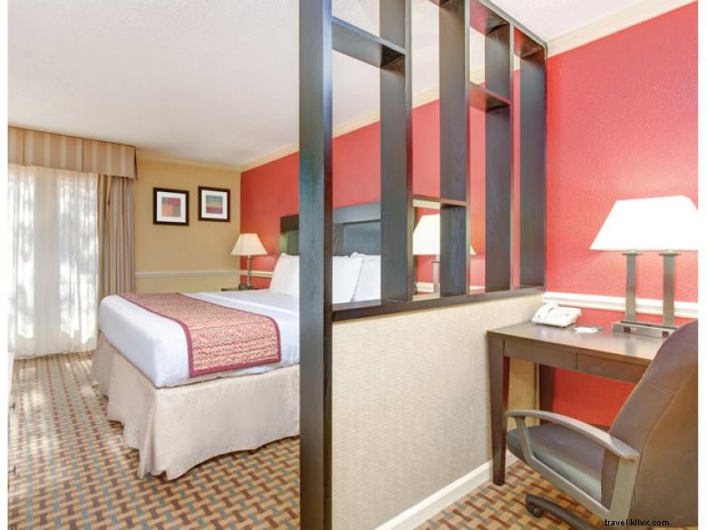 La Quinta Inn & Suites – Comfortable Stay Near Atlanta Airport South