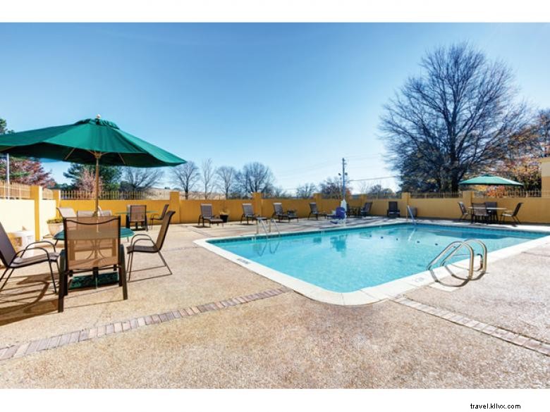 La Quinta Inn & Suites – Comfortable Stay Near Atlanta Airport South