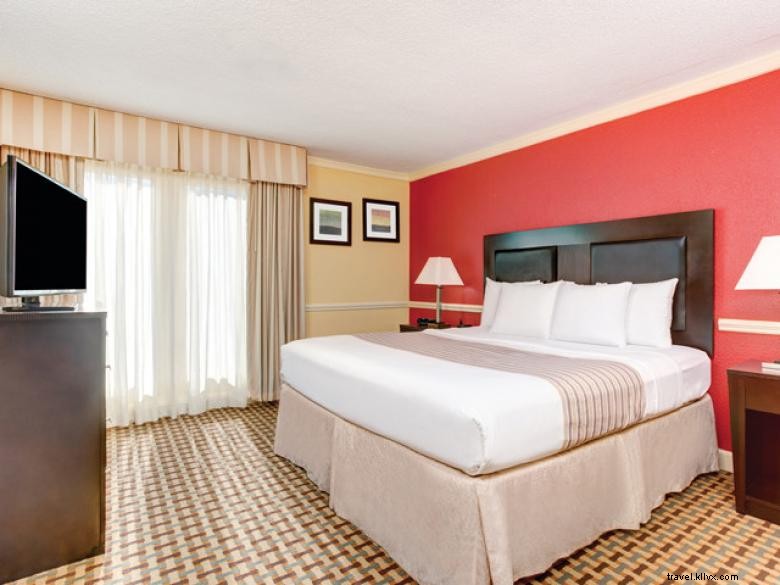 La Quinta Inn & Suites – Comfortable Stay Near Atlanta Airport South