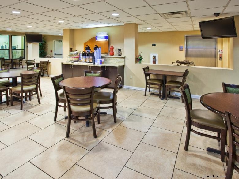 Comfort Inn & Suites Canton – Relaxed, Affordable Comfort with Complimentary Breakfast