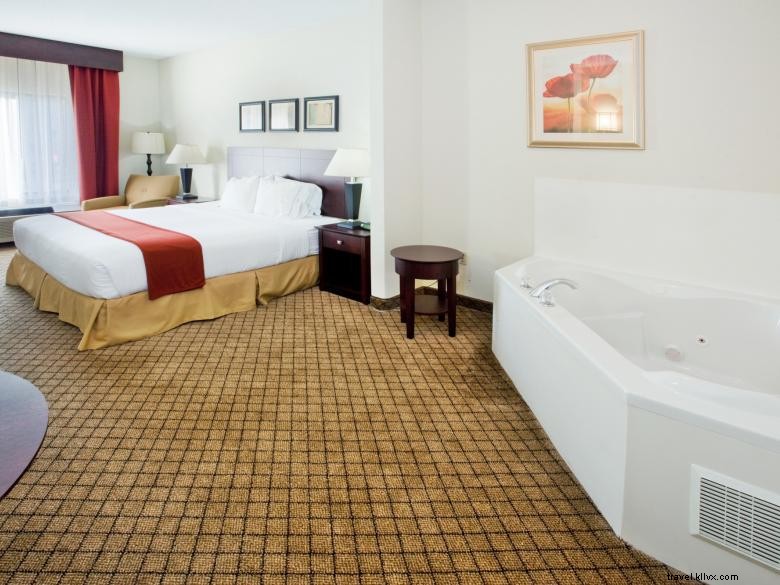 Comfort Inn & Suites Canton – Relaxed, Affordable Comfort with Complimentary Breakfast