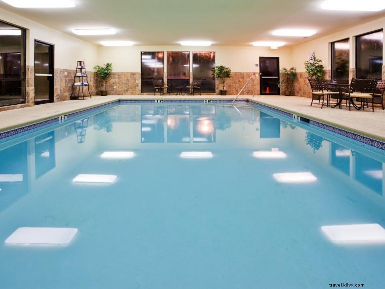 Comfort Inn & Suites Canton – Relaxed, Affordable Comfort with Complimentary Breakfast