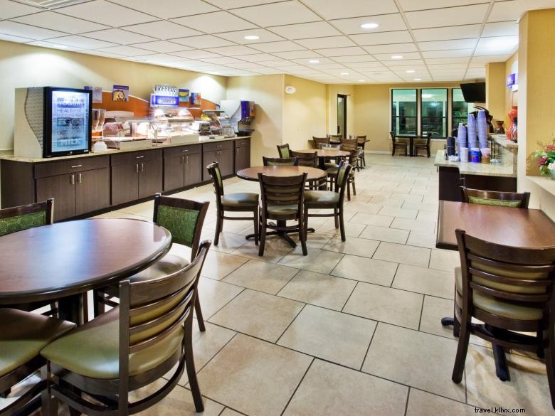Comfort Inn & Suites Canton – Relaxed, Affordable Comfort with Complimentary Breakfast