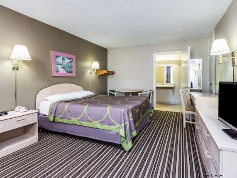 Discover Super 8 Wyndham Commerce – Comfort & Convenience in Northeast Georgia