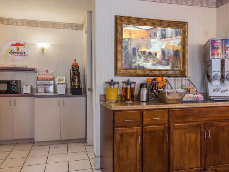 Discover Super 8 Wyndham Commerce – Comfort & Convenience in Northeast Georgia