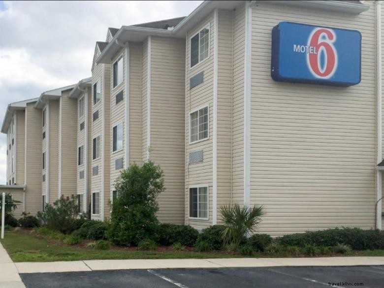Motel 6 Brunswick South – Comfortable, Affordable Stay with Pool & Free Wi‑Fi