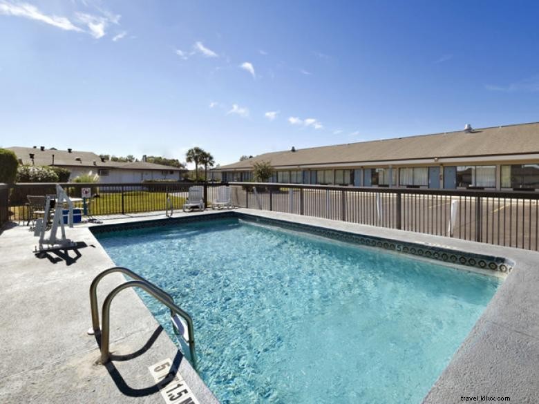 Travelodge by Wyndham Hinesville – Comfortable & Affordable Southern Stay