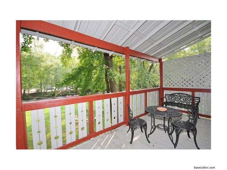 Riverbend Motel & Cabins – A Serene Riverfront Getaway