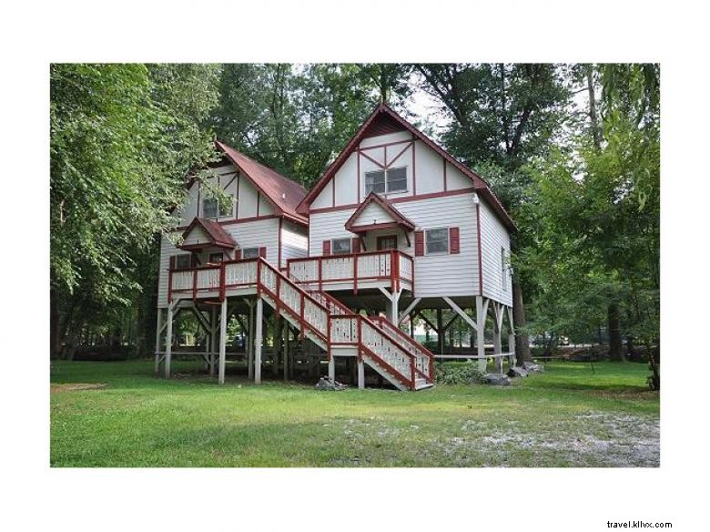 Riverbend Motel & Cabins – A Serene Riverfront Getaway