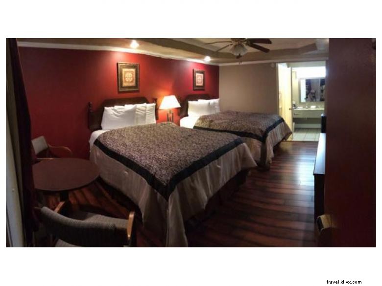 Riverbend Motel & Cabins – A Serene Riverfront Getaway