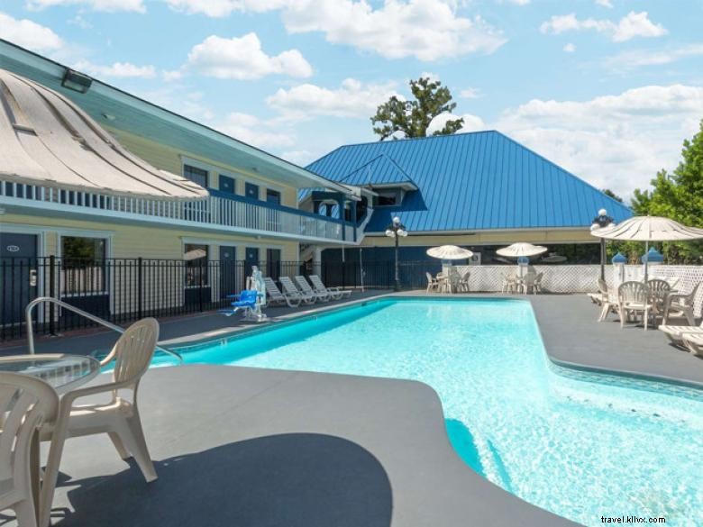 Comfortable Stay Near Savannah Airport – Days Inn by Wyndham