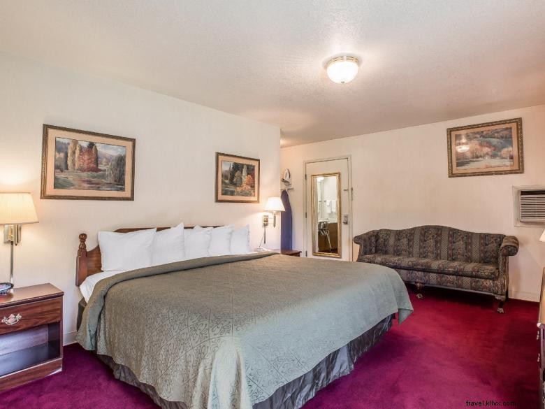 Quality Inn & Suites Mt. Chalet: Your Cozy Mountain Retreat in Clayton