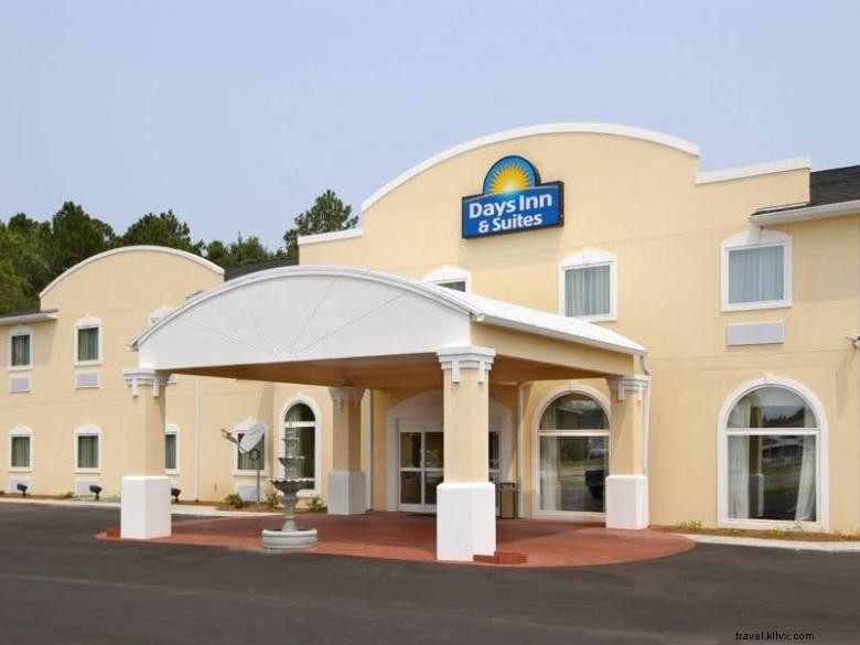 Days Inn & Suites by Wyndham Swainsboro – Modern Comfort & Free Breakfast