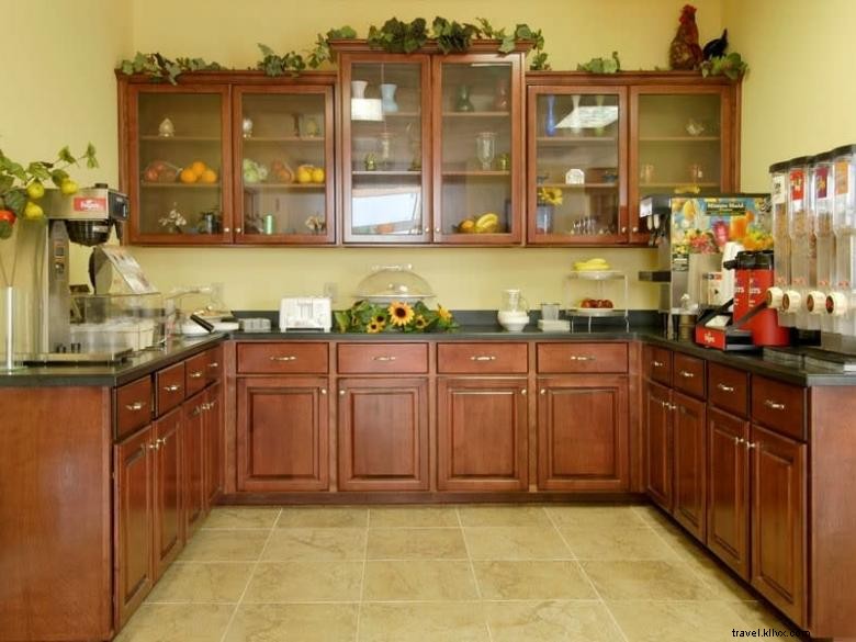 Days Inn & Suites by Wyndham Swainsboro – Modern Comfort & Free Breakfast