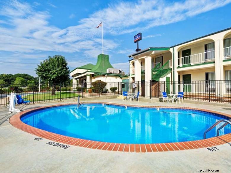 Howard Johnson by Wyndham McDonough: Comfort & Convenience in Atlanta Metro