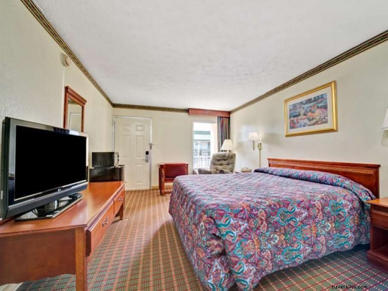 Howard Johnson by Wyndham McDonough: Comfort & Convenience in Atlanta Metro