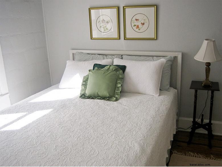 Okefenokee Cottage: Charming Coastal Retreat in Folkston