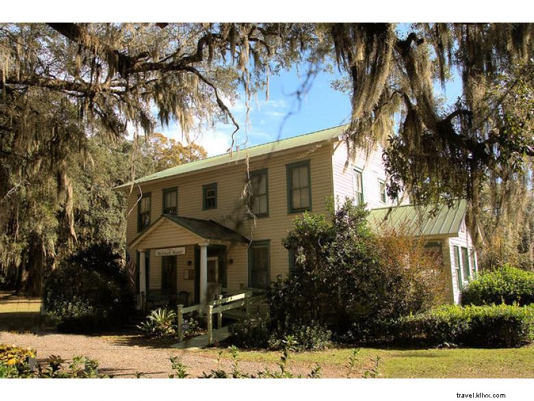 Historic McIntosh Manor B&B: Elegant Coastal Retreat in Townsend, GA