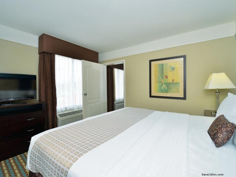 La Quinta Inn & Suites – Pooler: Convenient Airport Proximity & Business-Friendly Hotel