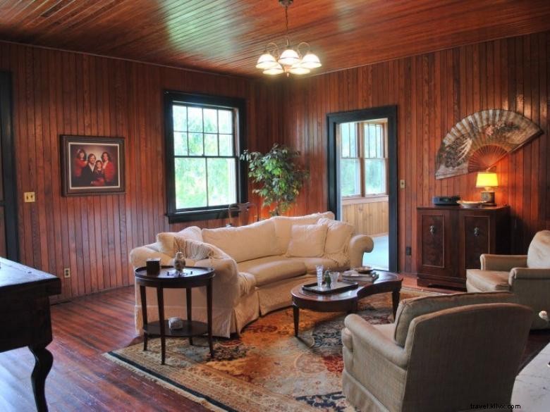 Mountain Laurel Farm: Historic 1914 Farmhouse & Barn in the Appalachians