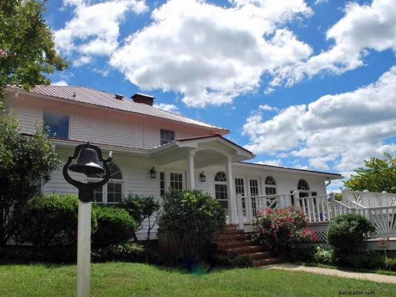 Mountain Laurel Farm: Historic 1914 Farmhouse & Barn in the Appalachians