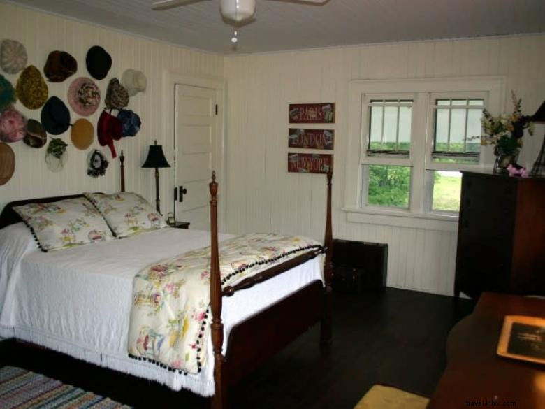 Mountain Laurel Farm: Historic 1914 Farmhouse & Barn in the Appalachians