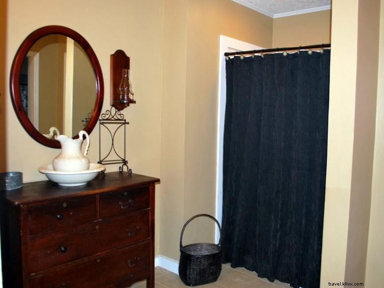 Mountain Laurel Farm: Historic 1914 Farmhouse & Barn in the Appalachians