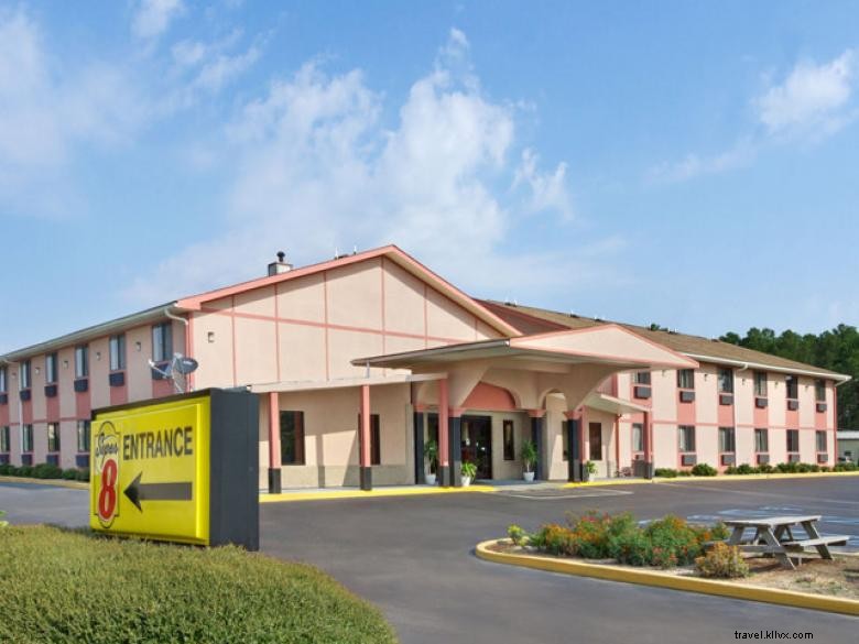 Super 8 by Wyndham Waycross – Affordable Comfort in Coastal Georgia