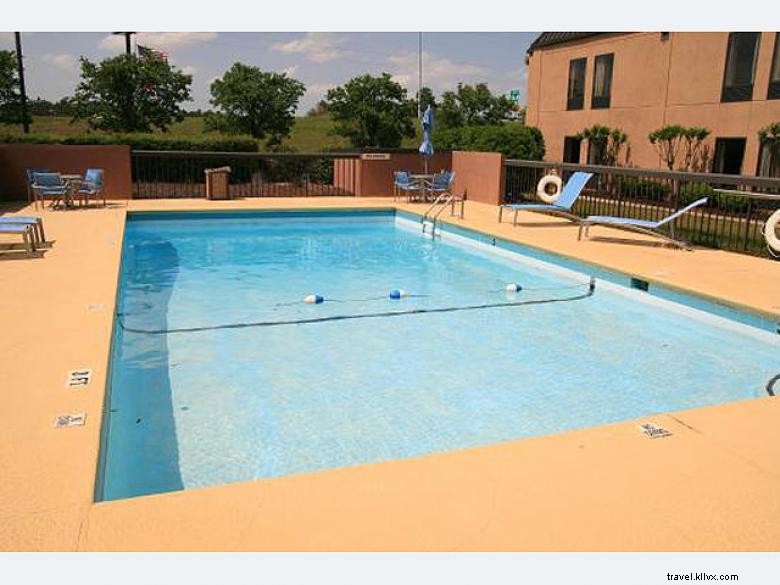 Stay Comfortable at Hampton Inn Perry – Modern Rooms & Friendly Service