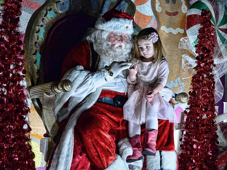 Experience the Victorian Christmas Festival – Santa, Stilt Walkers, and Caroling Traditions