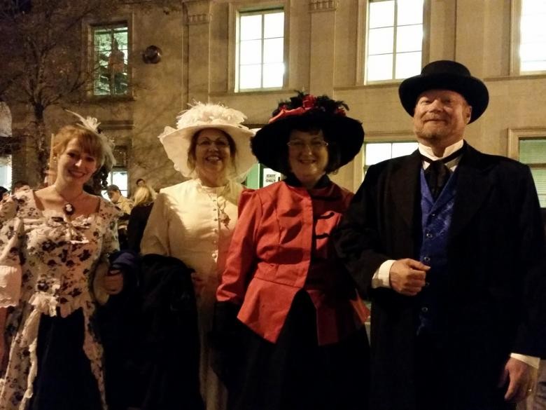 Experience the Victorian Christmas Festival – Santa, Stilt Walkers, and Caroling Traditions