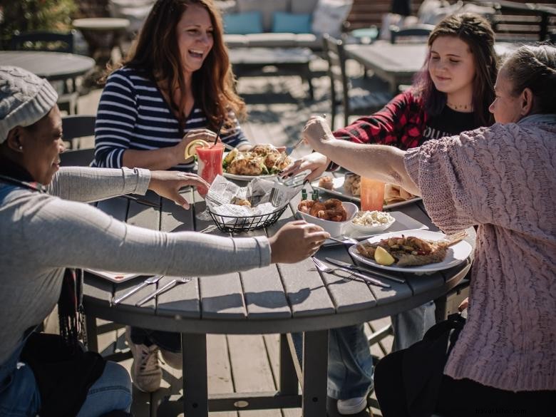 Premium Saltwater Fishery & Flybridge Rooftop Bar – Fresh Seafood & Scenic Views