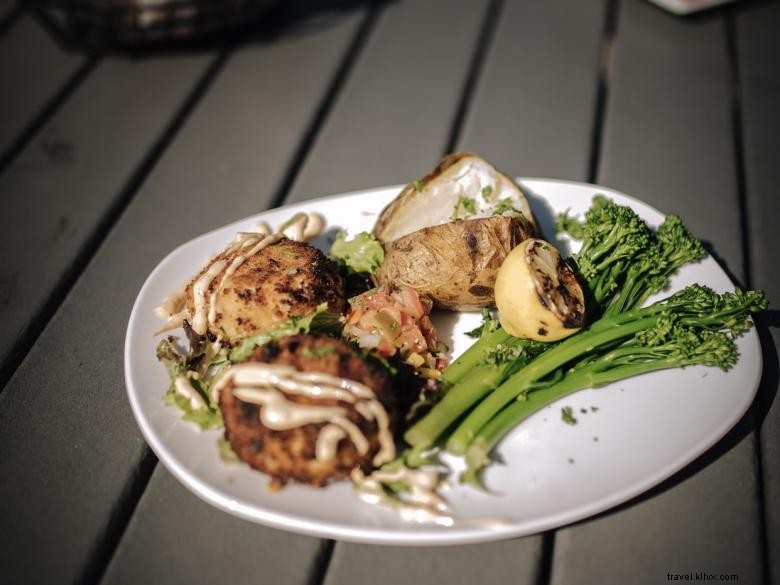 Premium Saltwater Fishery & Flybridge Rooftop Bar – Fresh Seafood & Scenic Views