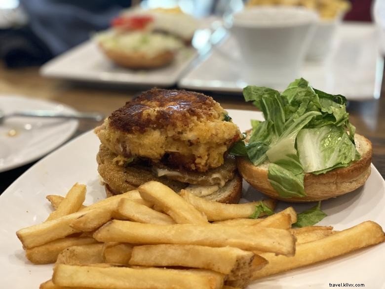 Premium Saltwater Fishery & Flybridge Rooftop Bar – Fresh Seafood & Scenic Views