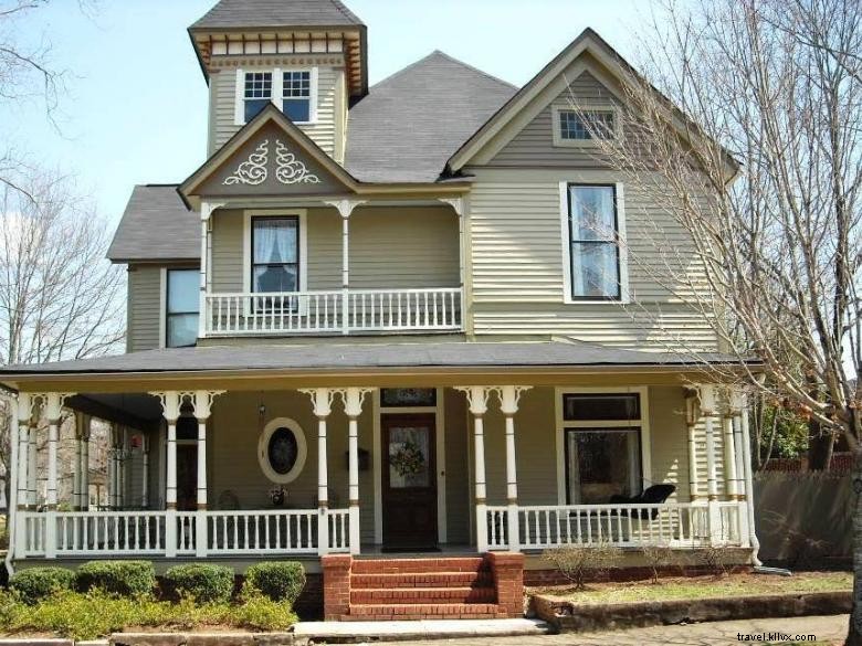 Explore Historic Homes on an Expert Driving Tour