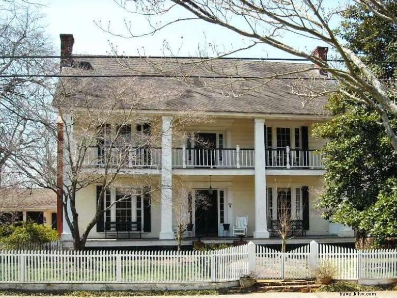 Explore Historic Homes on an Expert Driving Tour