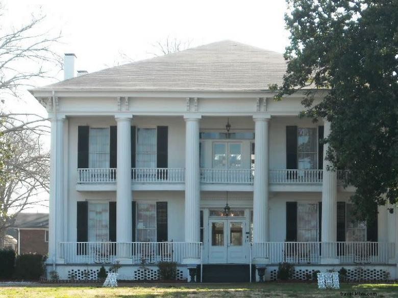 Explore Historic Homes on an Expert Driving Tour