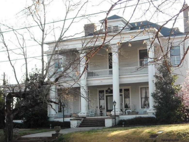 Explore Historic Homes on an Expert Driving Tour