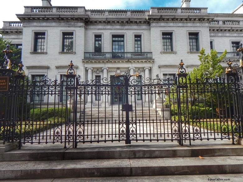 Explore Savannah s Historic Sidewalks: A Guided Walking Tour