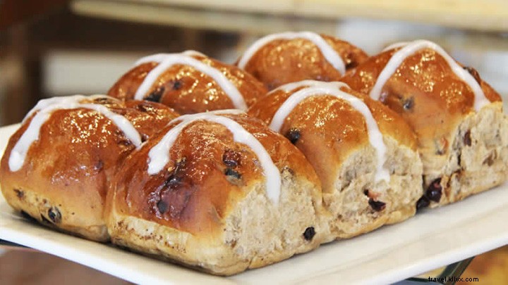 13 Must‑Try Hot Cross Buns in Brisbane: Fresh, Soft & Delicious