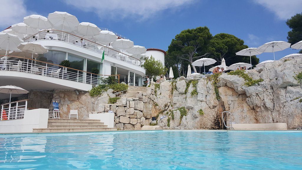 25 Must-Visit Romantic Resorts Worldwide