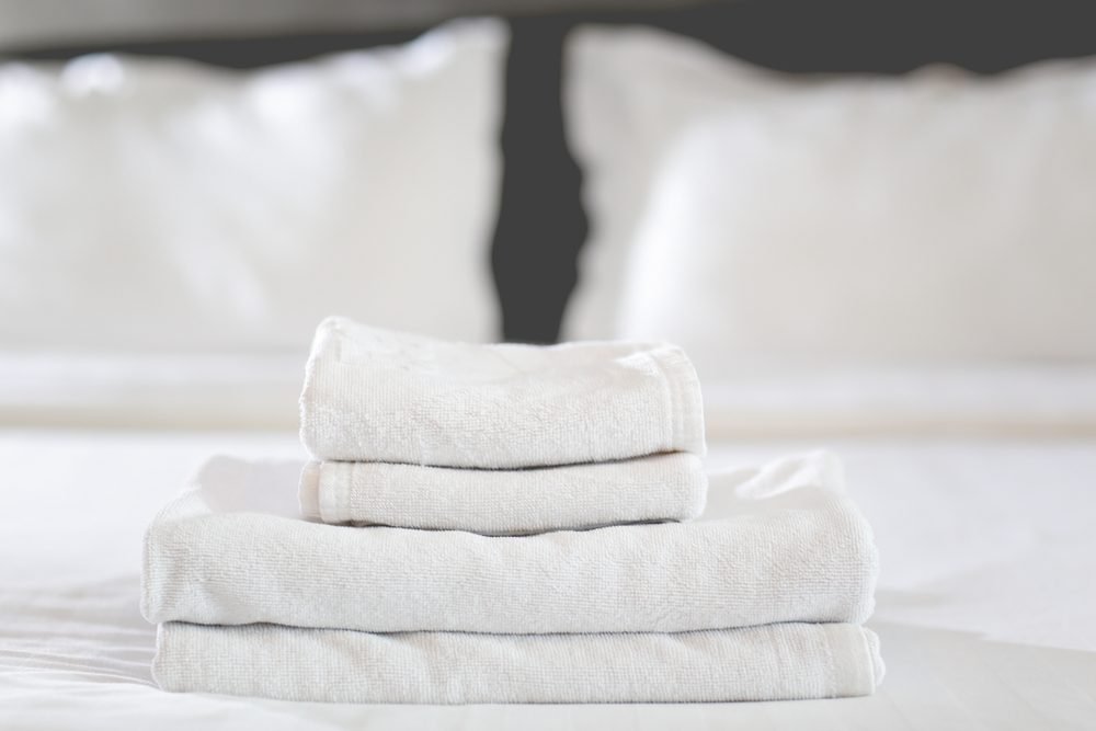 4 Hotel Room Items You Can Keep – 6 You Must Leave Behind