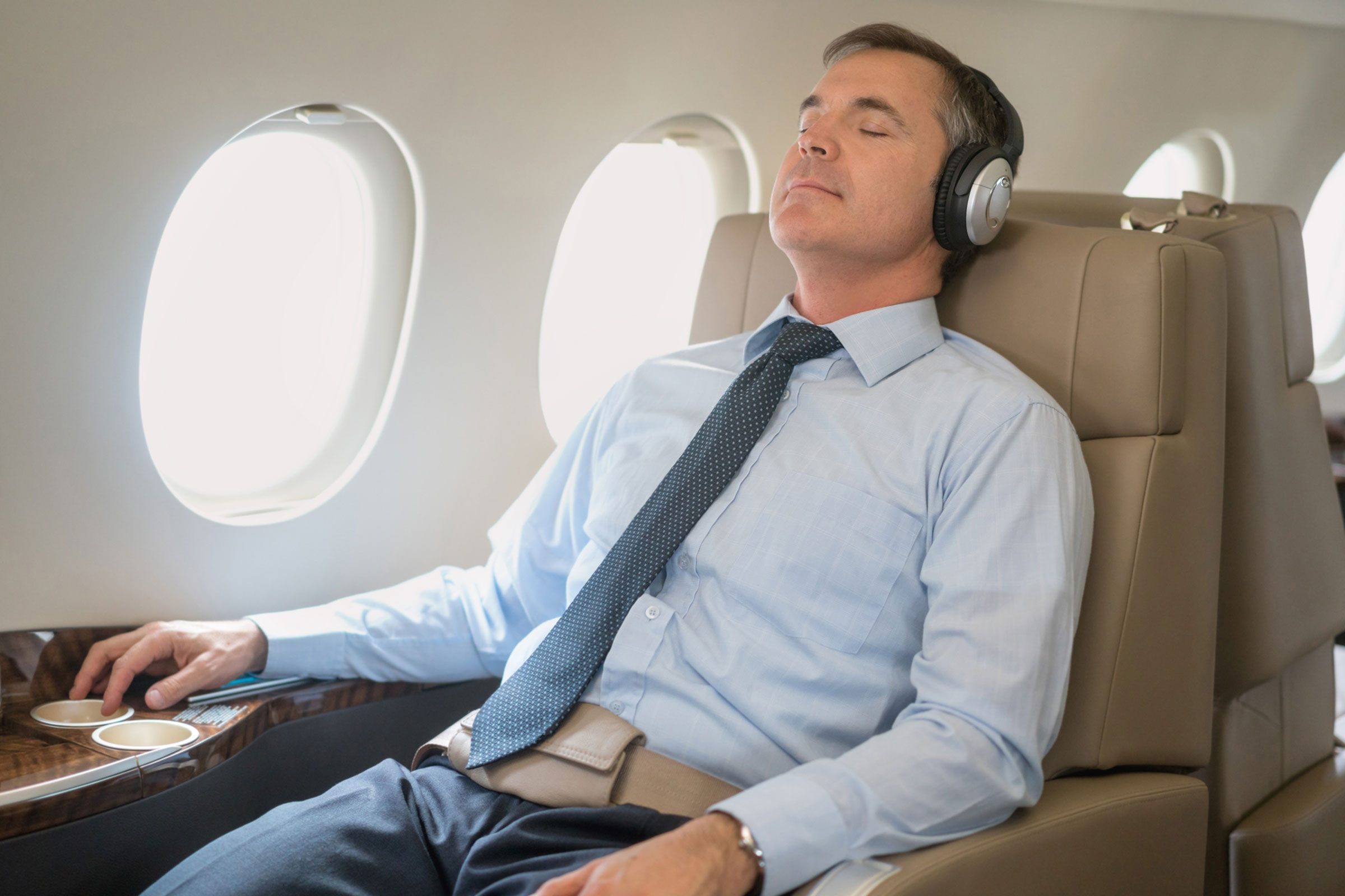 Master Restful Flights: 8 Expert Tips to Sleep Comfortably on an Airplane