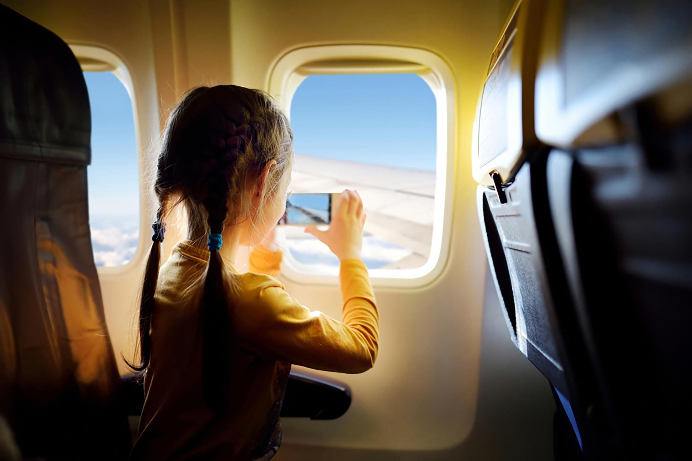10 Essential Tips to Stay Calm While Flying with Kids