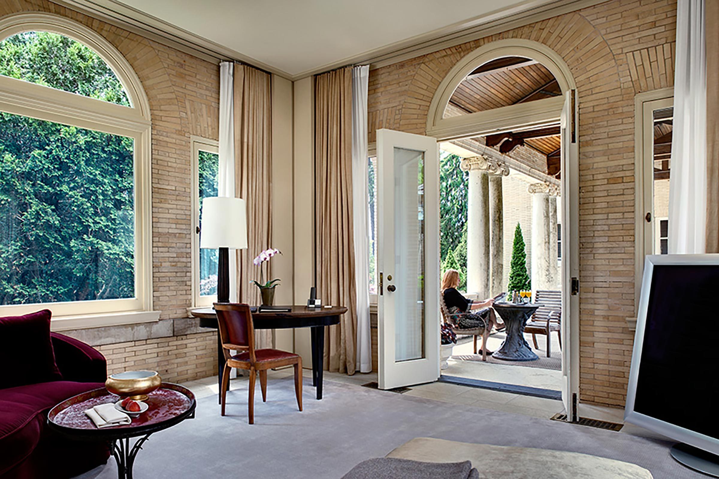 Explore 9 Enchanting Treehouse Rentals for a Memorable Summer Getaway