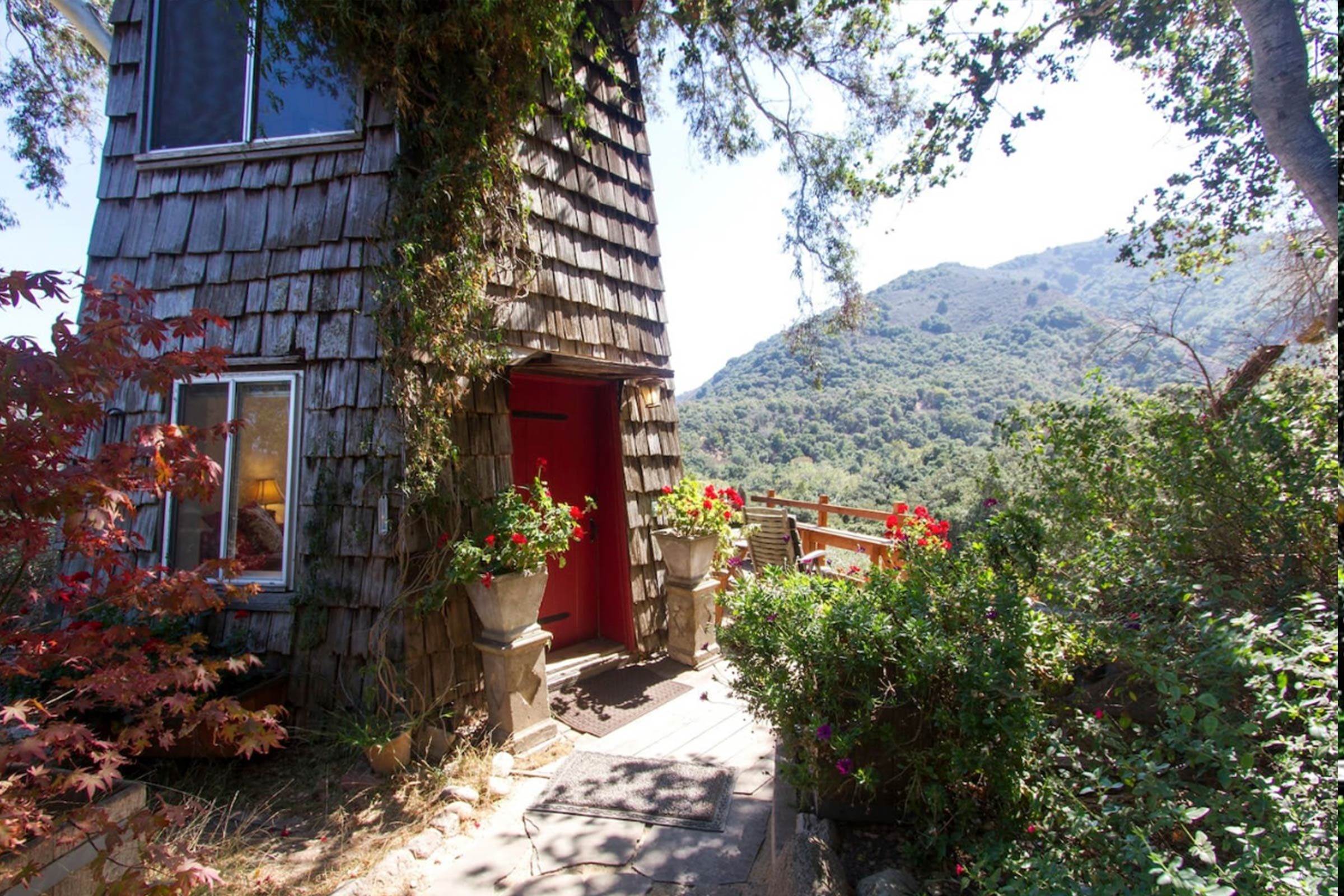 Explore 10 Charming Tiny Houses for Rent Nationwide