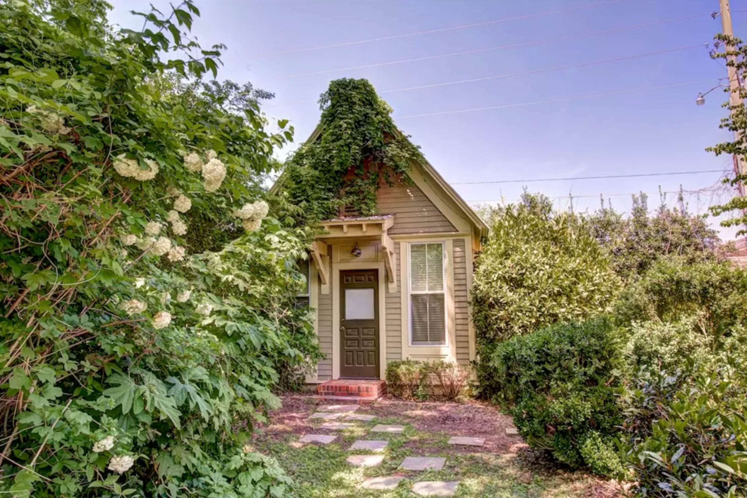 Explore 10 Charming Tiny Houses for Rent Nationwide