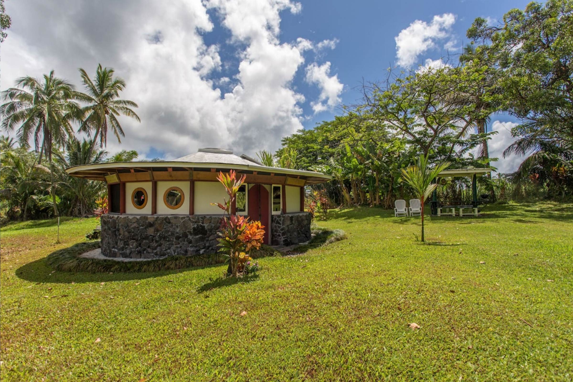 Explore 10 Charming Tiny Houses for Rent Nationwide