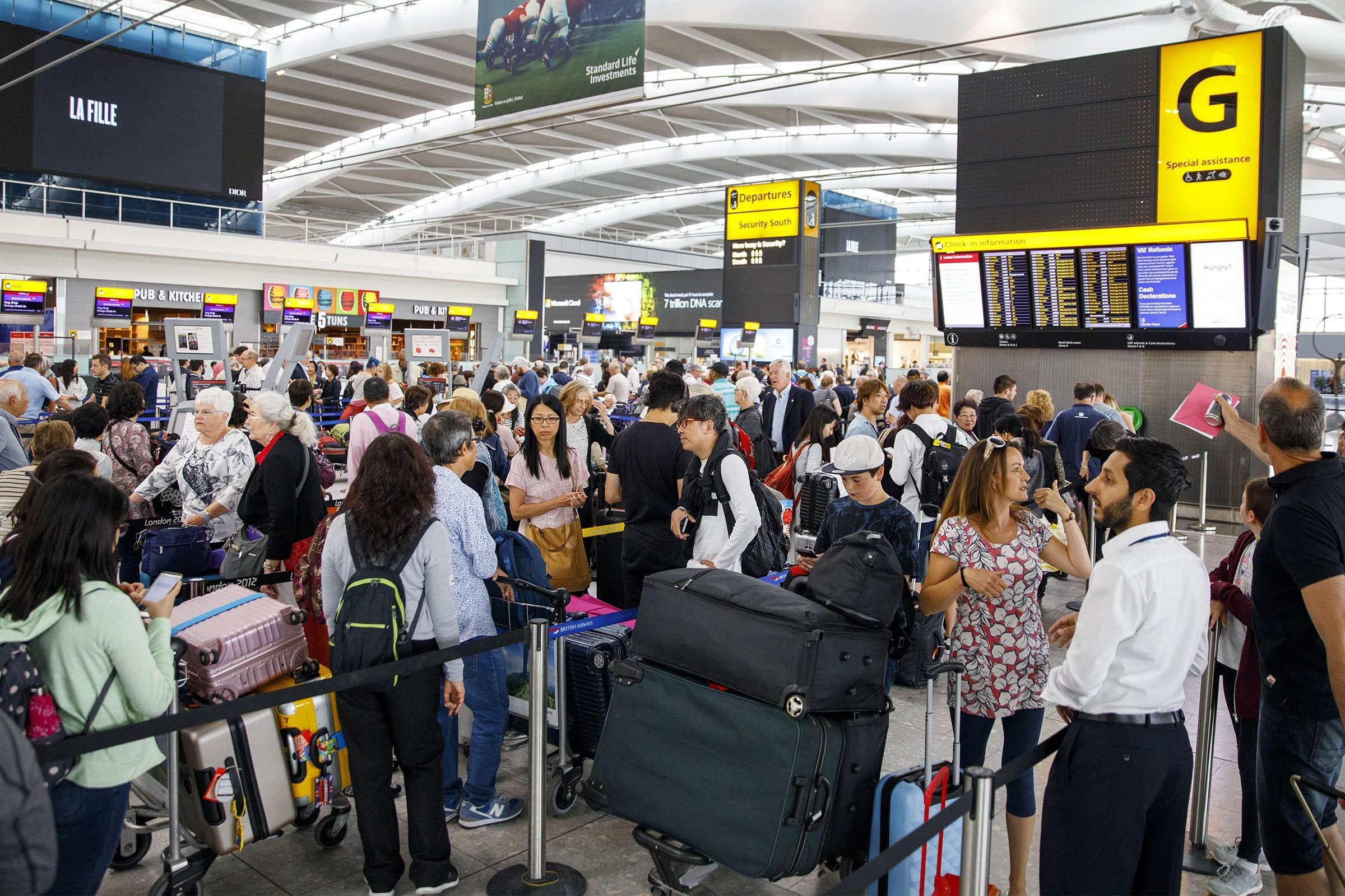 10 Stunning Photos Revealing the Chaos of Flight Delays